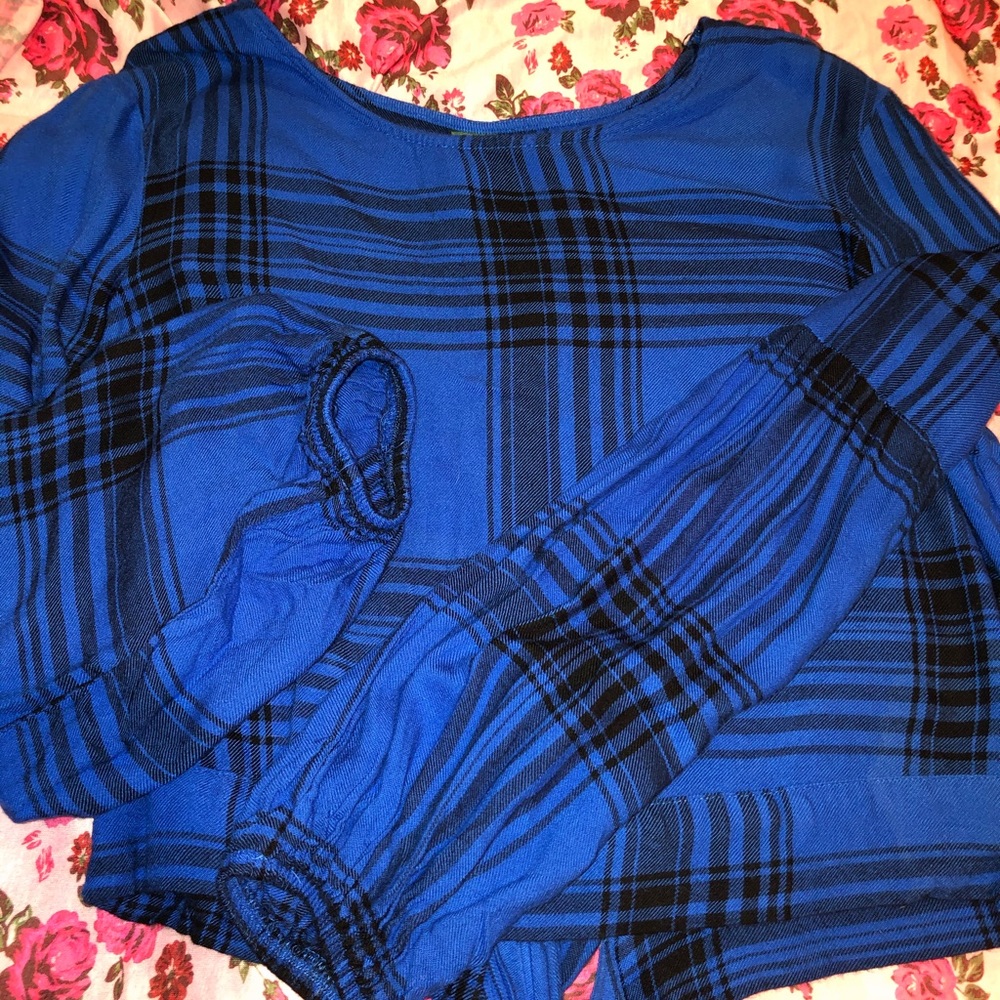 Women’s Crop Blouse. Ties in back.